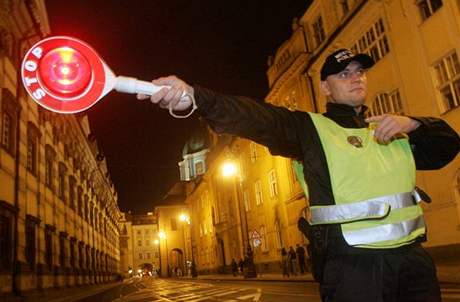 Opilý mladík do policist najídl, hrozí mu za to a tíleté vzení. Ilustraní foto