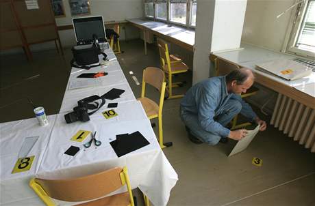 Kriminalista zajiuje stopy ve vykradené volební místnosti v Ostrav. (18. íjna 2008)