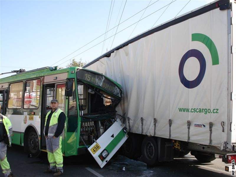 Sráka trolejbusu a kamionu na Domalické ulici v Plzni (13.10.2008)