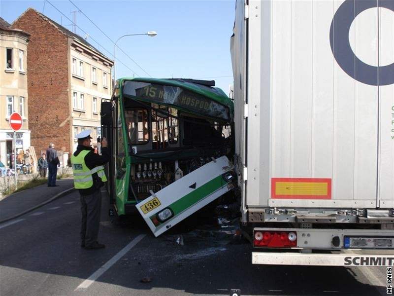 Sráka trolejbusu a kamionu na Domalické ulici v Plzni (13.10.2008)