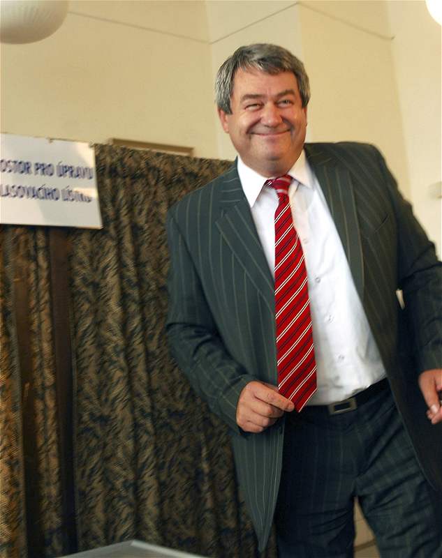 Premiér a pedseda ODS Mirek Topolánek volí senátora. (18. íjna 2008)