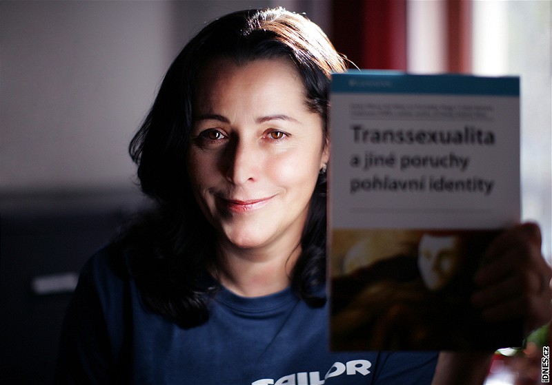 MUDr. Hana Fifková se svou knihou o transsexualit