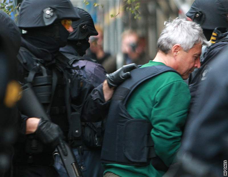 Policisté odvádí Bohumíra urika obleeného do neprstelné vesty