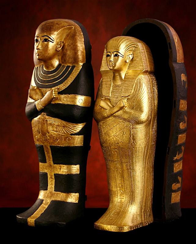 Z výstavy Tutanchamon: jeho hrob a poklady - miniaturní sarkofágy s podobiznami faraona Tutanchamona a královny Teje