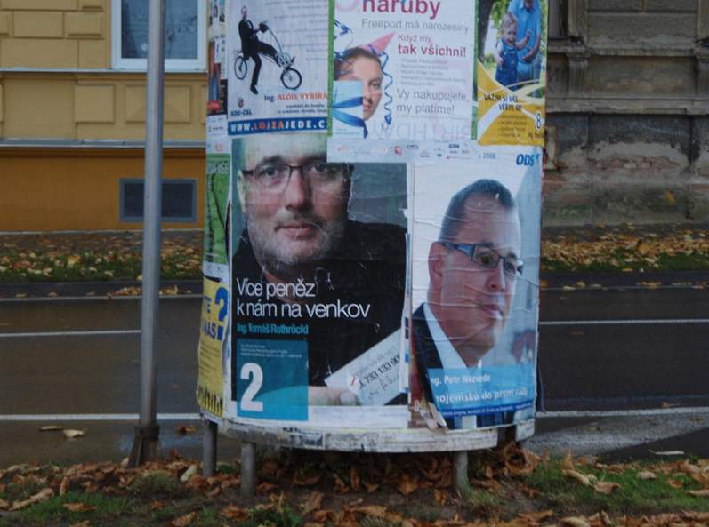 Strana zelených si stuje na pelepování svých plakát na Znojemsku