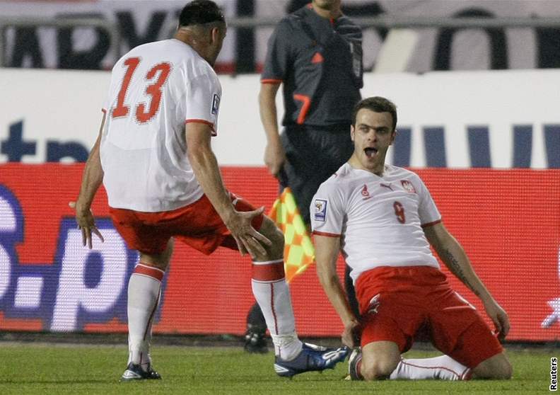 S ESKÝM TÝMEM JE ZLE. Polský reprezentant Jakub Blaszczykowski slaví gól, Zdenk Grygera bere mí ze sít.