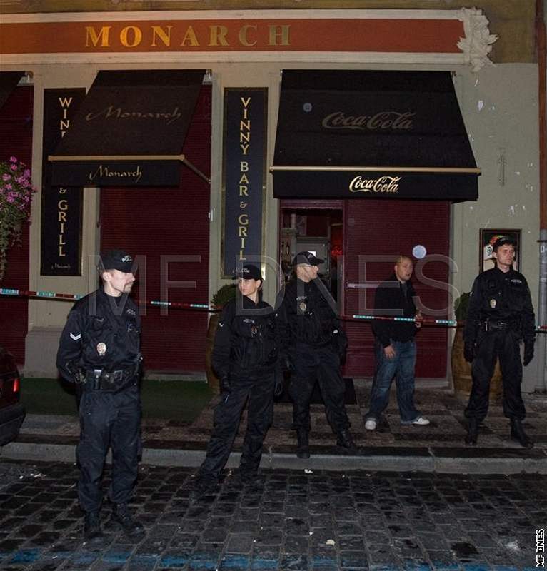 Stráníci hlídající vchod do baru Monarch (10.10.2008)