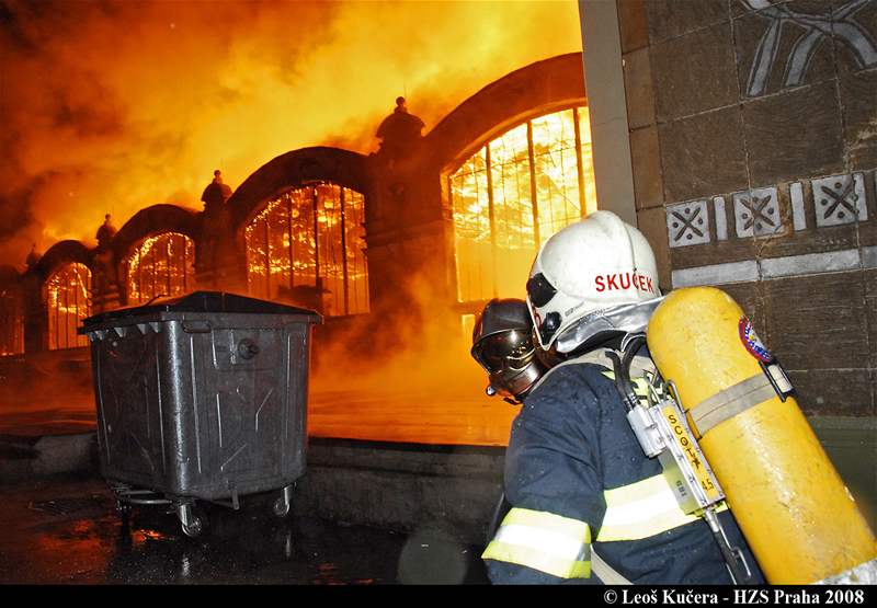 Pi poáru se zítila stecha levého kídla secesního Prmyslového paláce.