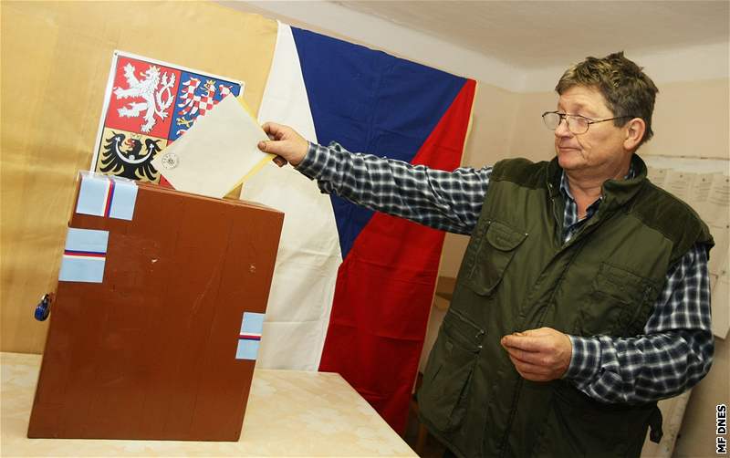 V pátém praském obvodu dosud odvolilo asi 26 procent voli.