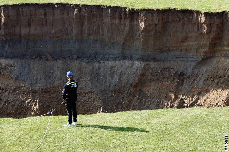 Ve Stromovce se opt propadla ást louky (12. íjna 2008)