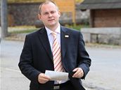 kandidt na hejtmana Jihomoravskho kraje Michal Haek (SSD) jde volit v obci Drsov, 17. jna 2008