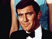 George Lazenby jako James Bond