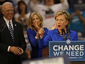 Hillary Clintonová vystoupila se svým manželem na předvolebním shromáždění Obamova viceprezidentského kandidáta Bidena. Hillary Clintonová vystoupila se svým manželem na předvolebním shromáždění Obamova viceprezidentského kandidáta Bidena.