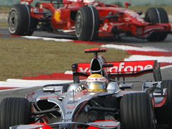Hamilton ped Ferrari