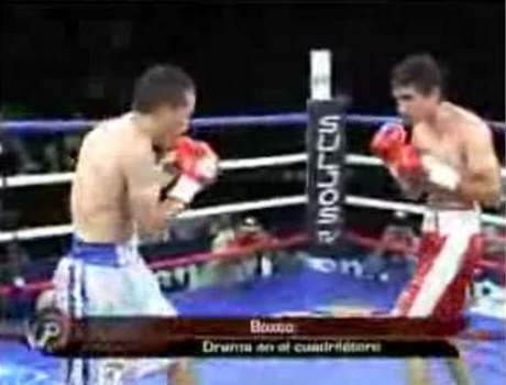 Mexický boxer Daniel Aguillon (vlevo) pi osudném utkání
