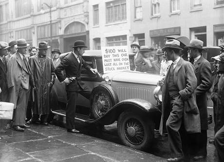 Burzovní spekulant se po ztrát vech penz na burze snaí prodat své auto.