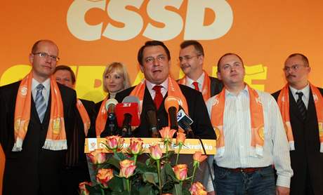 Jií Paroubek spolen s manelkou Petrou a leny SSD po vítzství v senátních volbách (25.10.2008)