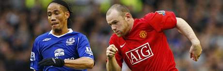 Everton - Manchester United: Steven Pienaar (vlevo) a Wayne Rooney.