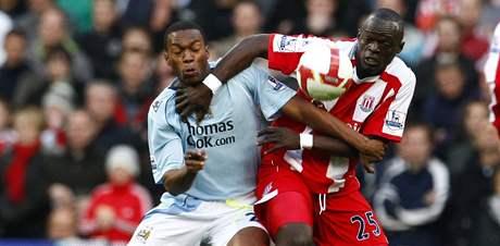 Manchester City - Stoke City: domc Sturridge (vlevo) a Faye