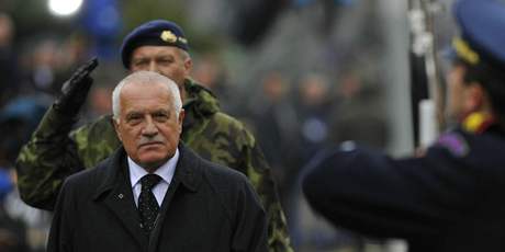 Na jednání o vojenských misích pijde i prezident Václav Klaus, potvrdil iDNES.cz mluví Hradu Radim Ochvat.