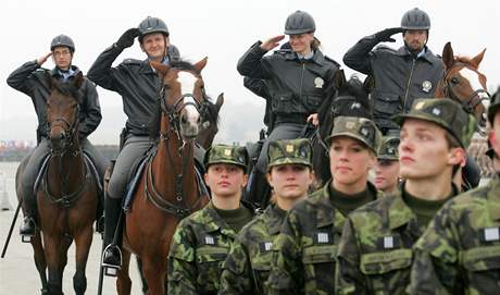 Za estnáct let dvra ve vojáky a policisty znan stoupla.