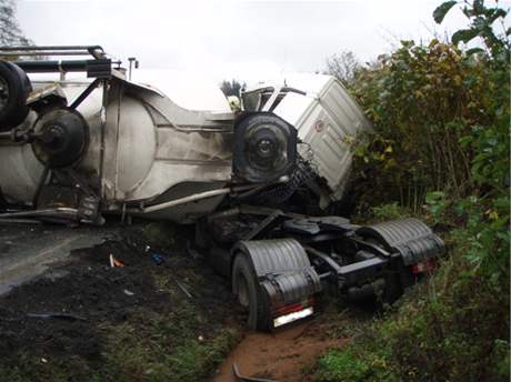 Nehoda kamion u Hodslavic na Vsetínsku (23. íjna 2008)