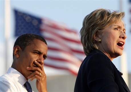 Barack Obama a Hillary Clintonová na pedvolebním mítinku v Orlandu na Florid (20. íjna 2008)