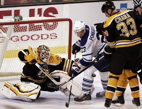 Boston - Toronto, Alexej Ponikarovsky z Toronta (v bílém) ped brankáem Bostonu Timem Thomasem a bránícím obráncem Zdenem Chárou. 