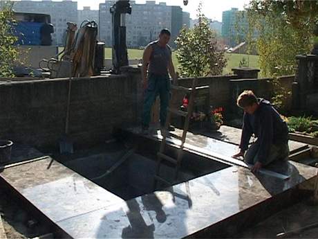 Pprava hrobu Vclava Koky mladho.