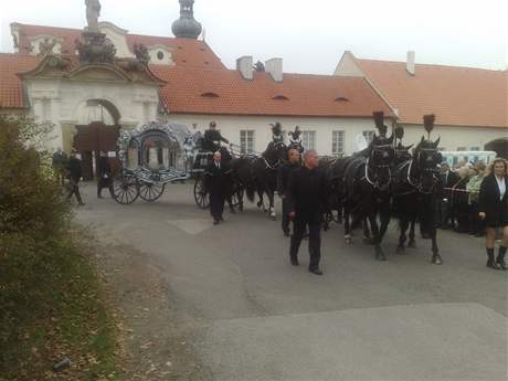 estispeí eká ped Bevnovským kláterem na to, a poveze rakev se zavradným Václavem Kokou