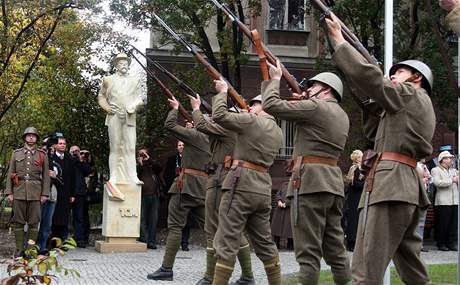 Slavnostní salva pi odhalení sochy T. G. Masaryka v Ústí nad Labem