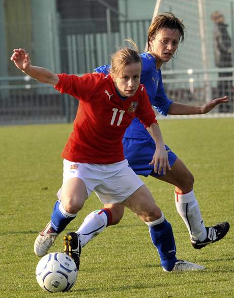 esko - Itálie: Italská hráka Alessia Tutinová (vpravo) s reprezentantkou R Kateinou Dokovou.