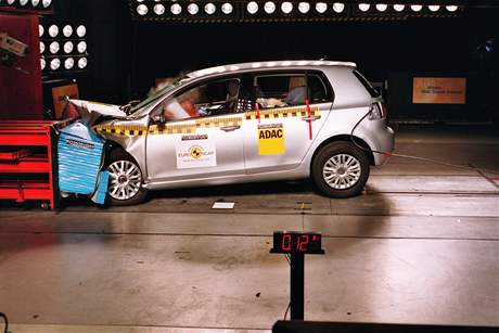 Crashtest nového Volkswagenu Golf