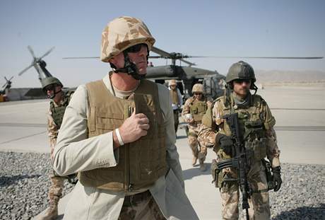 Premiér Mirek Topolánek na návtv eských voják v Afghánistánu. (28. íjna 2008)