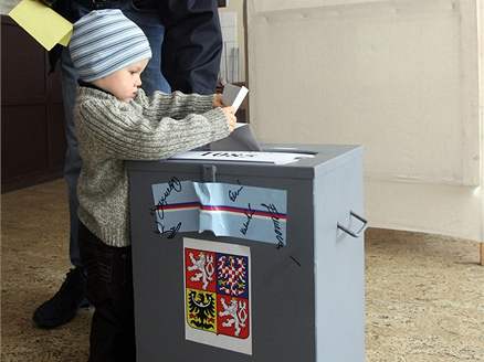 Momentka z voleb: dvouletý Adam Skala u urny v Praze