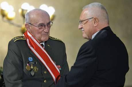 Prezident Vclav Klaus a plukovnk ve vslub Ji Zenhlk na Praskm hrad (28. jna 2008)