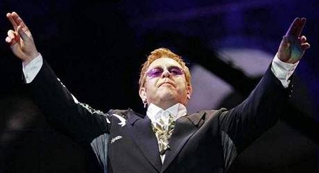 Elton John vystoupí 10. ervna 2010 v praské O2 aren.