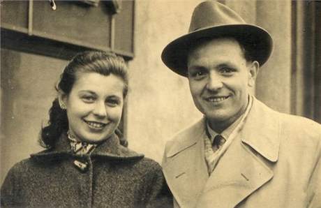 Milena Hypov se svm snoubencem Jim Blatnm v beznu 1958 v Praze