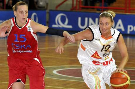 Zuzana irková z týmu Gambrinus Sika Brno (vpravo) a Katie Douglasová z CSKA Moskva v utkání 3. kola Evropské ligy basketbalistek