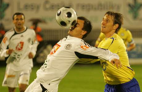 Fotbalisté Hradce chtjí zabrat proti sparanským mladíkm.