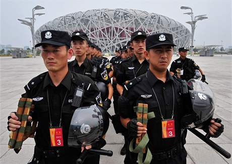 Poádek steily na olympijských hrách v Pekingu desetitisíce policist, pesto hrozily teroristické útoky.