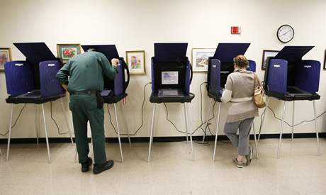 Volii v coloradskému Westminsteru vyuívají monosti volit v pedasných volbách. V Santa An nemusí pi volb opustit svj vz.