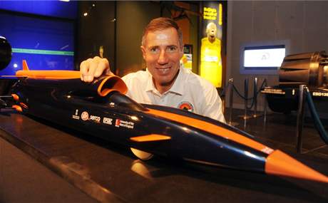 Pilot Andy Green s modelem vozu Bloodhound, ve kterém by ml pekonat rychlost 1610 kilometr v hodin.