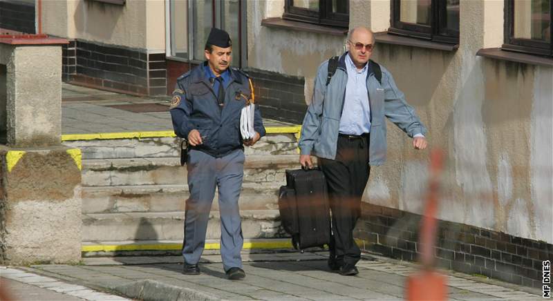 Ivo Svoboda odchází z vznice v Odolov (23.10.2008)