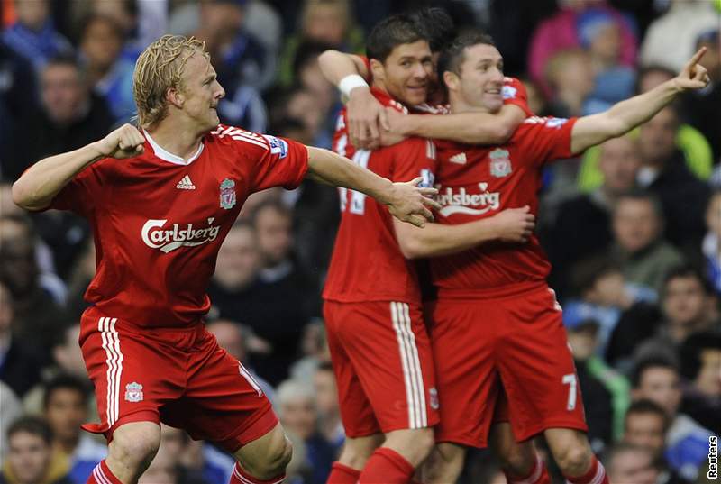 Fotbalisté Liverpoolu se radují z gólu do sít Chelsea