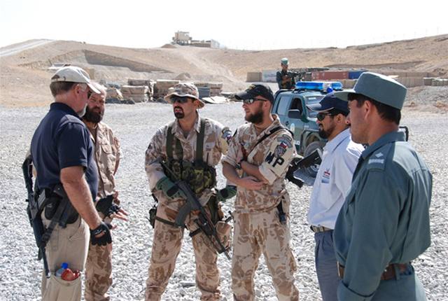 etí vojáci trénují afghánskou policejní ochranku