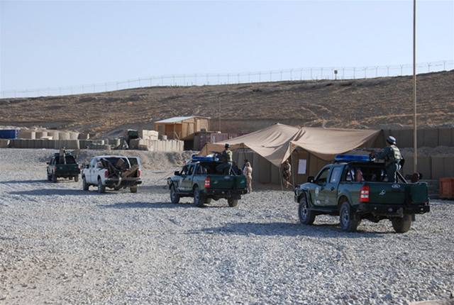 etí vojáci trénují afghánskou policejní ochranku