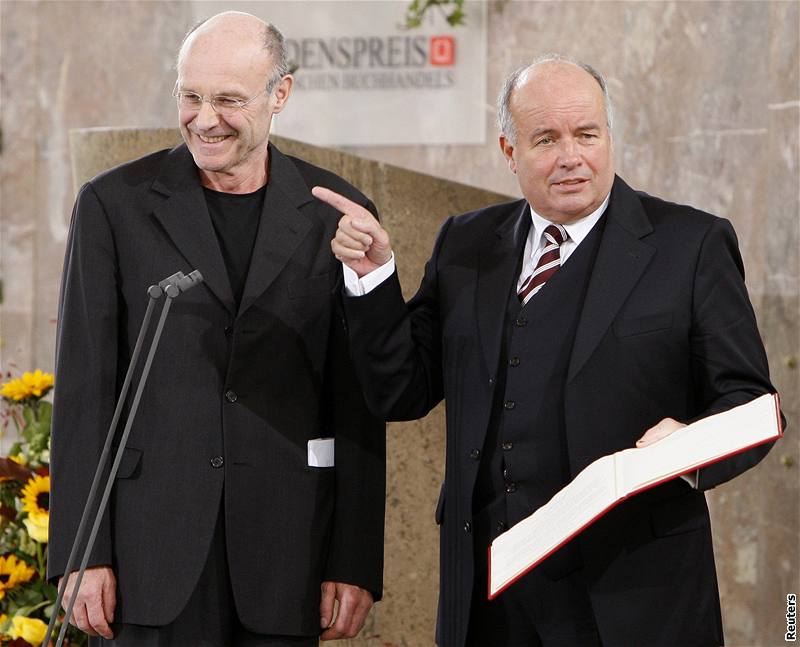 V závru frankfurtského kniního veletrhu pevzal socha a malí Anselm Kiefer (vlevo) Mírovou cenu.
