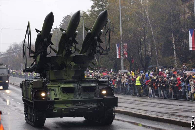 Pehlídku zahájil prezident Václav Klaus, po nm nastoupily útvary pchoty. Ty vystídala vojenská technika vetn tank T-72M4 CZ (na snímku).