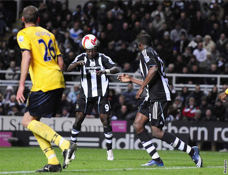 Obafemi Martins (Newcastle United) dává gól